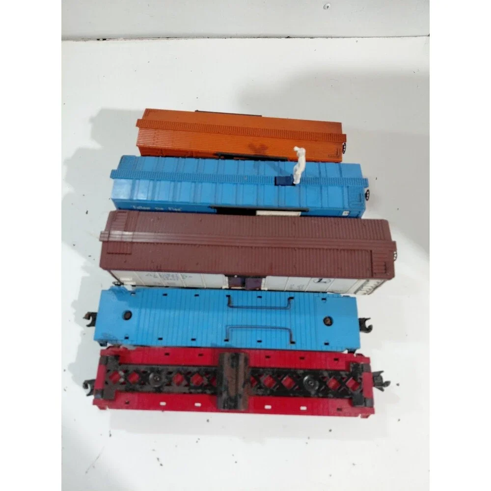 5 Lionel O Gauge Model Railroad Post War Freight Cars (Flat Brakeman Milk Cattle